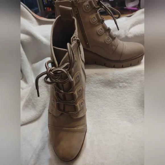 Women's Wedge Boots - Picture 3 of 4